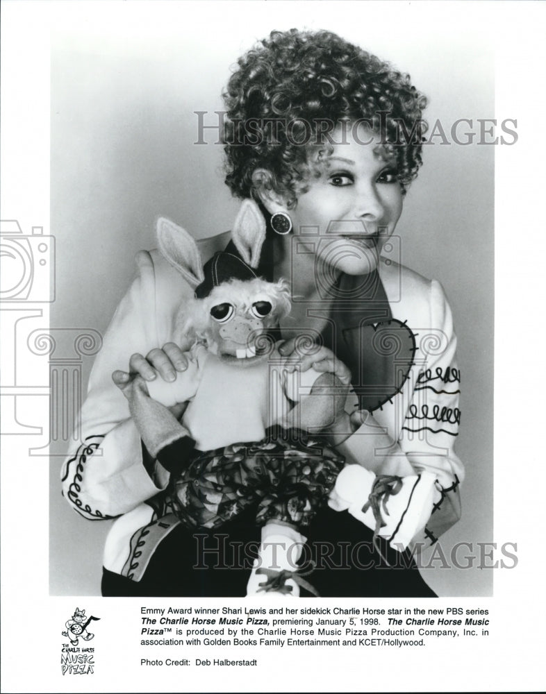 1998 Press Photo Shari Lewis in The Charlie Horse Music Pizza - cvp53317 - Historic Images