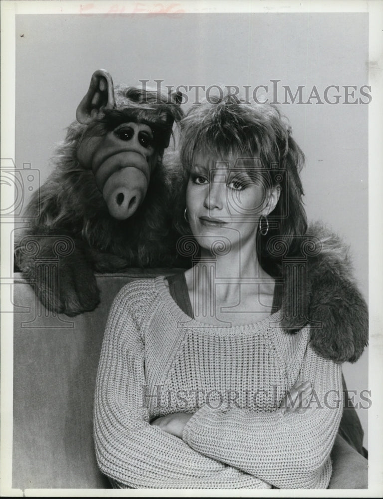 1986 Press Photo Anne Schedeen and Alf on Alf - cvp53685- Historic Images