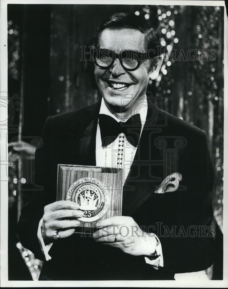 Press Photo Milton Berle with Silver Medallion - cvp53858- Historic Images