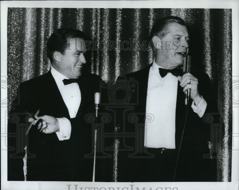 1965 Press Photo Mike Douglas and Tony Bennet on The Mike Douglas Show-Historic Images