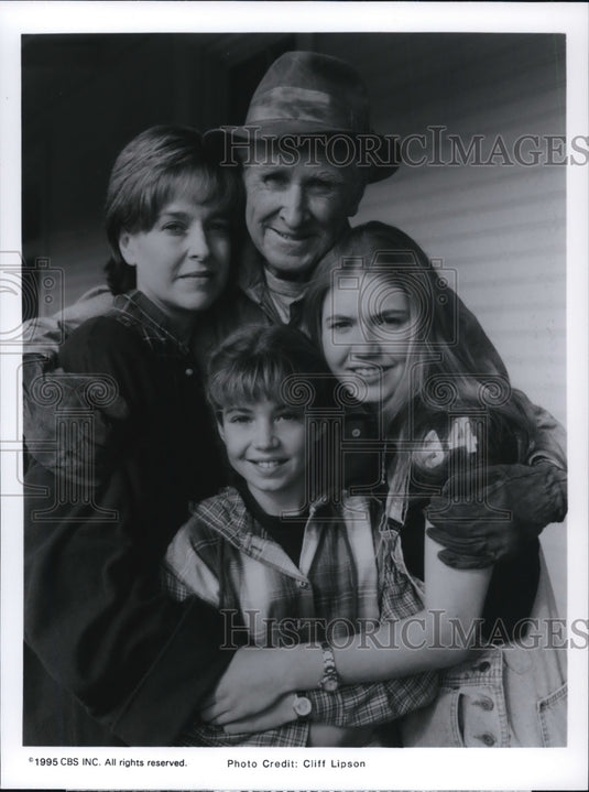 1995 Press Photo Jill Eikenberry Lloyd Bridges Lindsay Parker Sarah Martineck- Historic Images