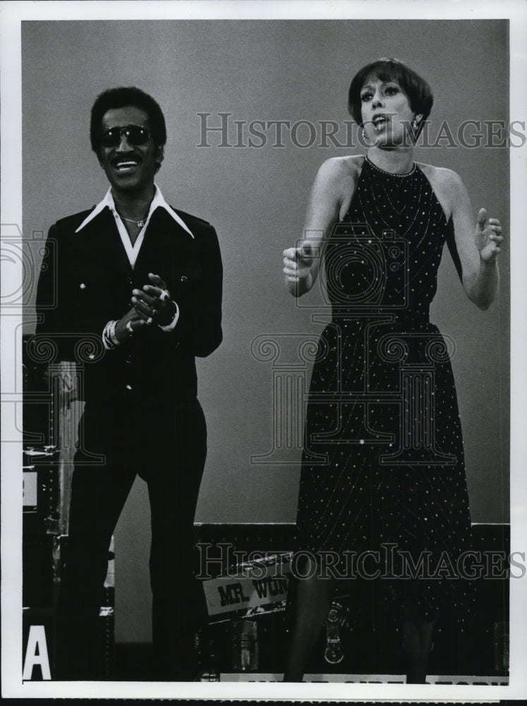 1976 Press Photo Carol Burnett and Sammy Davis Jr. in The Carol Burnett Show - Historic Images