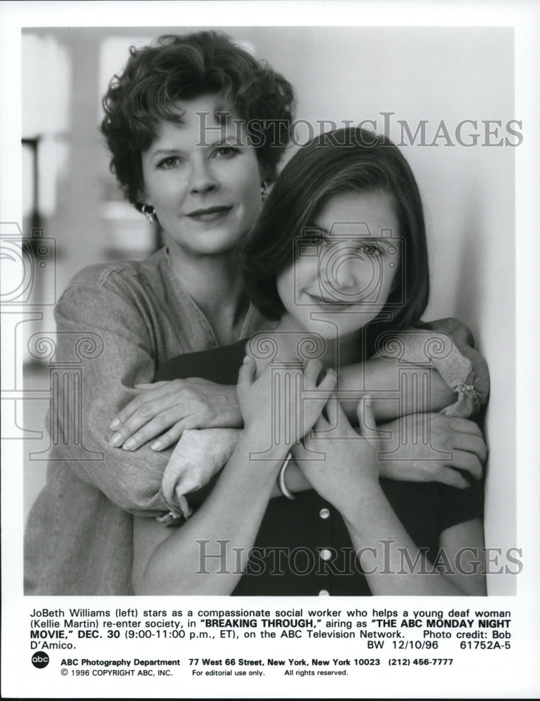 1996 Press Photo JoBeth Williams & Kellie Martin in Breaking Through - cvp54707 - Historic Images