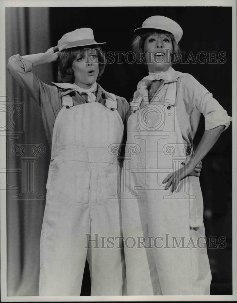 Press Photo Carol Burnett with unknown actress performing on stage - cvp54907- Historic Images