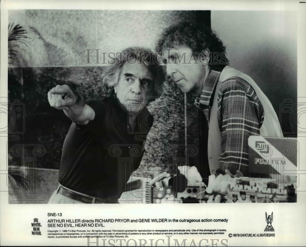 1991 Press Photo Arthur Hiller directs Gene Wilder in See No Evil Hear No Evil - Historic Images