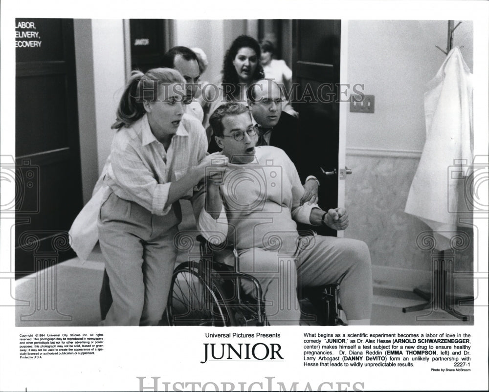 1994 Press Photo Arnold Schwarzenegger, Emma Thompson &amp; Danny DeVito in Junior - Historic Images