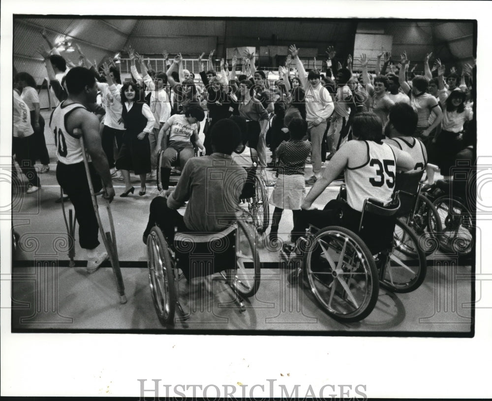 1982 Press Photo Up with People performing a song for the Cleveland Comets- Historic Images