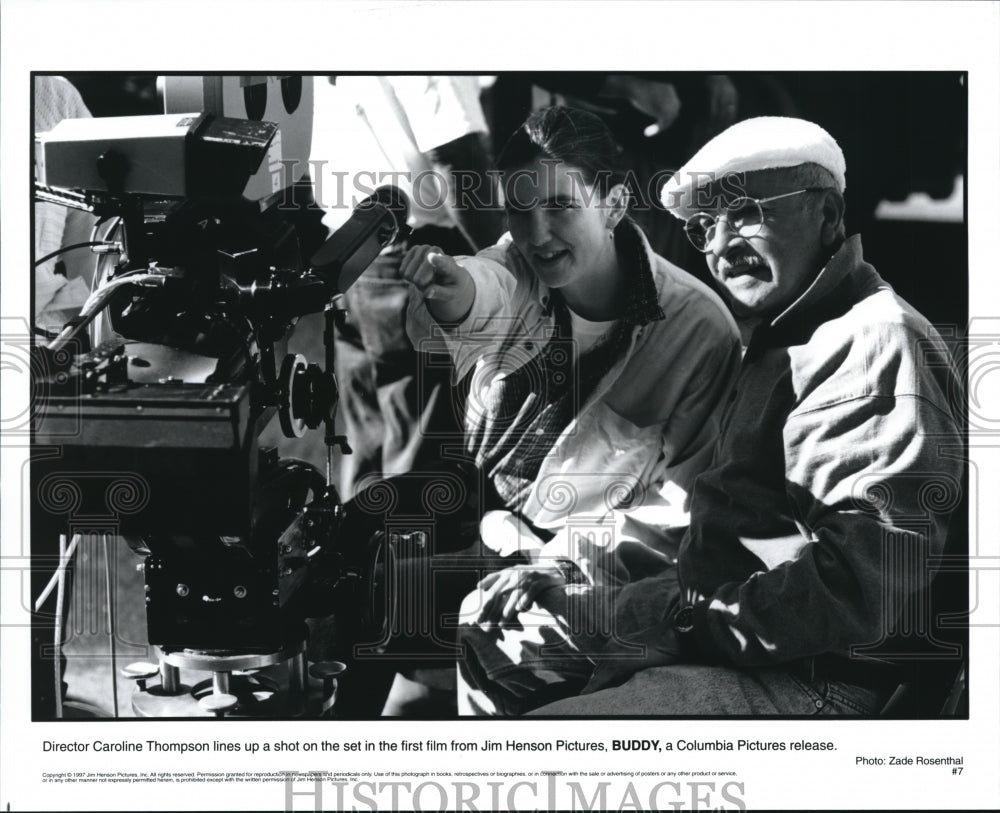 1997 Press Photo Director Caroline Thompson Lines Up A Shot For Buddy - Historic Images