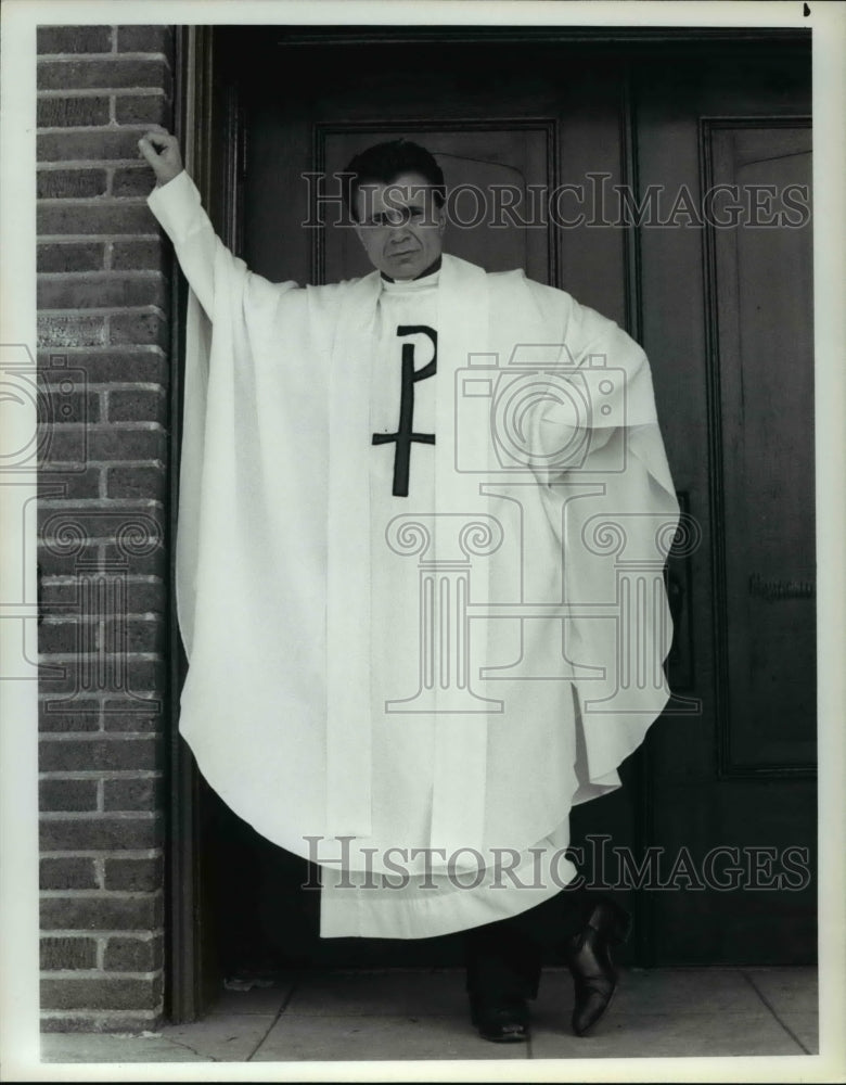 1985 Robert Blake stars as Father "Hardstep" Rivers in Hell Town - Historic Images