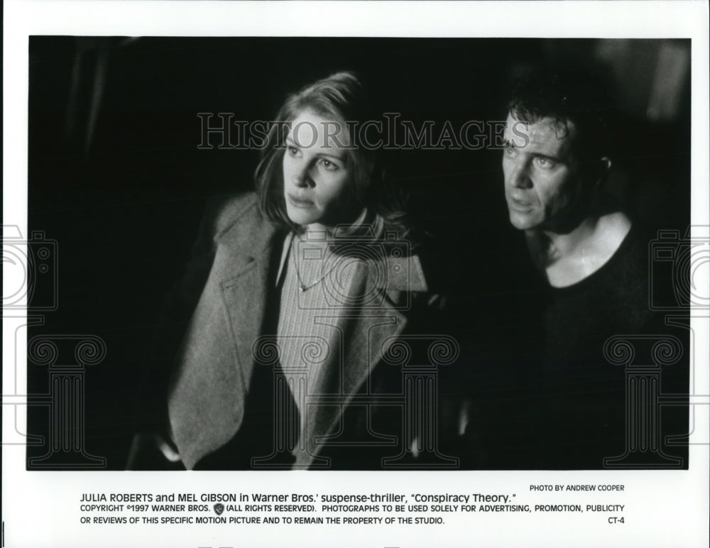 1997 Press Photo Julia Roberts and Mel Gibson star in Conspiracy Theory- Historic Images