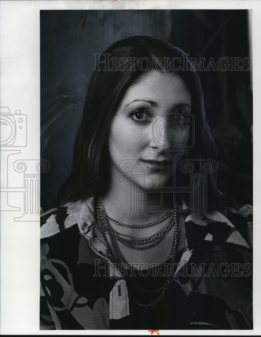 1974, Lyric Soprano Leslie Shuman - cvp60865 - Historic Images