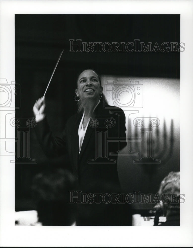 1993 Press Photo Kay George Roberts Conducting the Cleveland&#39;s Orchestra- Historic Images
