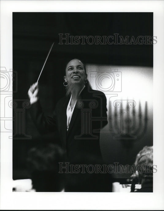 1993 Press Photo Kay George Roberts Conducting the Cleveland's Orchestra- Historic Images