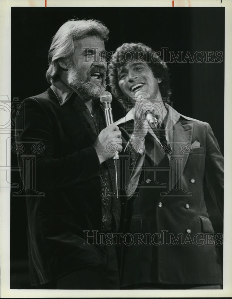 1979 Press Photo Kenny Rogers and Mac Davis in A Christmas Special With Love - Historic Images