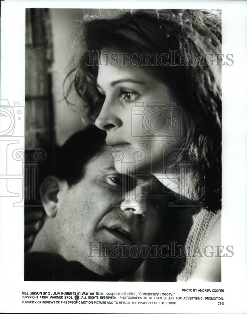 1995, Mel Gibson and Julia Roberts in Conspiracy Theory - cvp62054 - Historic Images