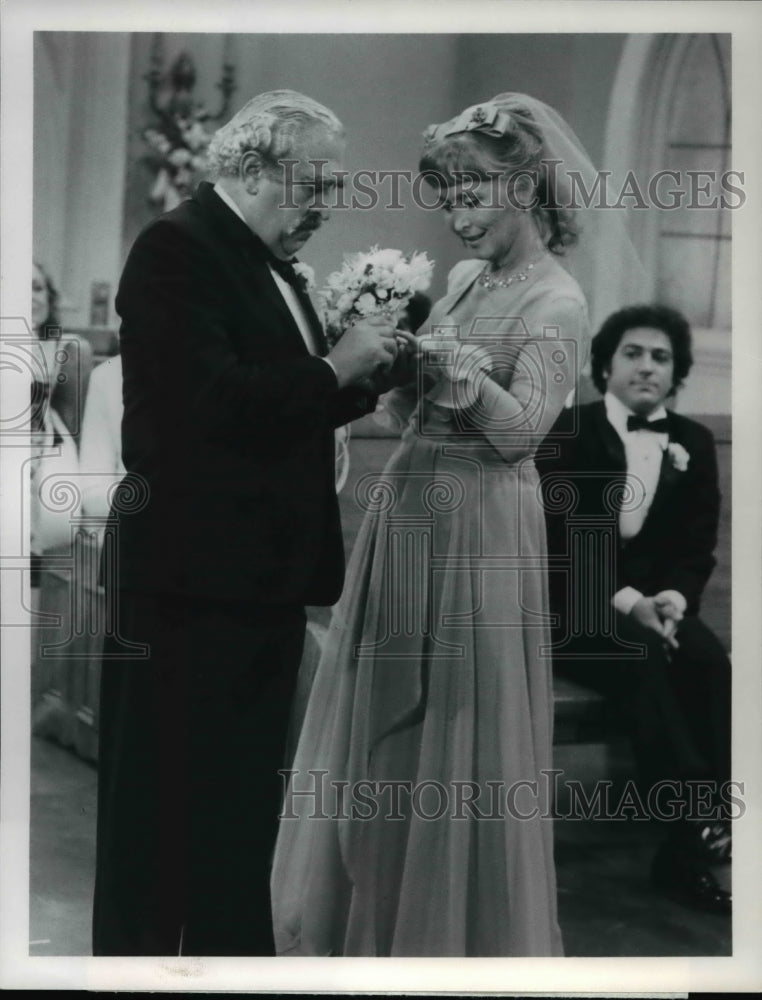 1979 Press Photo Phil Foster Betty Garrett Eddie Mekka Laverne & Shirley The Wed - Historic Images