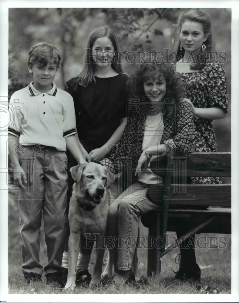 Press Photo Reba McEntire stars in Reba TV show - cvp63251 - Historic Images