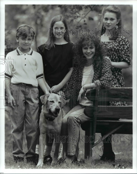 Press Photo Reba McEntire stars in Reba TV show - cvp63251 - Historic Images