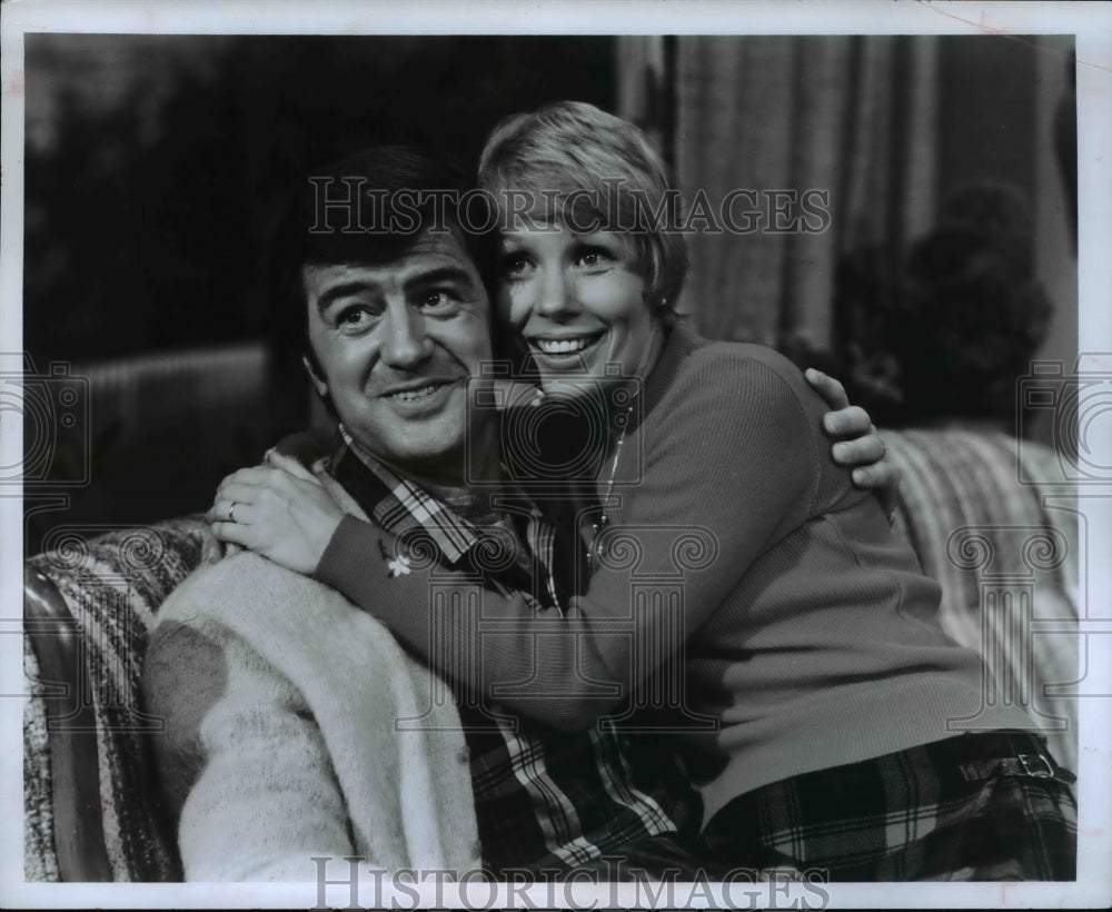 Press Photo Ron Masak &amp; Joyce Bulifant in Love Thy Neighbor - cvp64039 - Historic Images