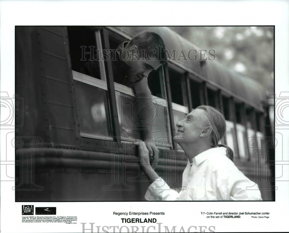 2000 Press Photo Joel Schumacher directs Colin Farrell on set of Tigerland - Historic Images