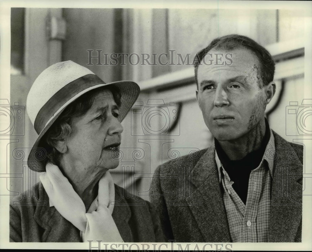 Press Photo Older woman and man with burn scarred face,movie - cvp64338-Historic Images