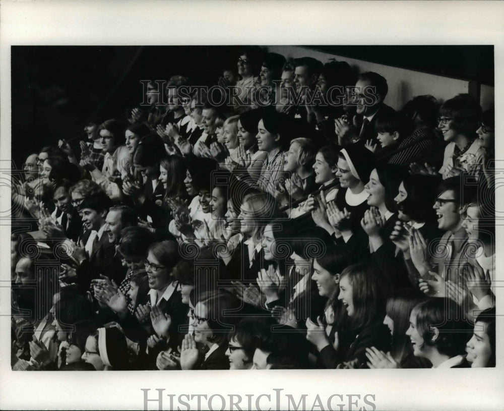 Press Photo Audience enjoying performance of their favorite band - cvp64494 - Historic Images