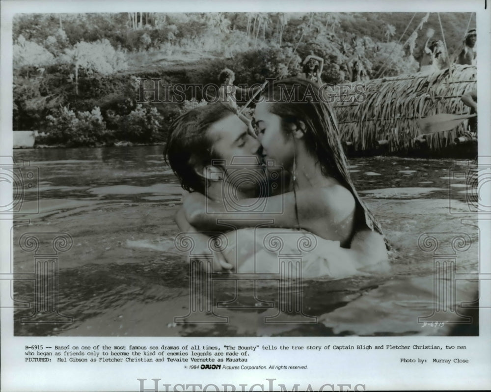 1989 Press Photo Mel Gibson and Tevaite Vernette star in The Bounty - cvp64742 - Historic Images