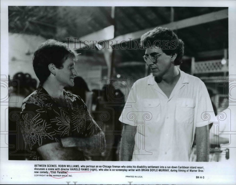 1986 Press Photo Robin Williams with director Harold Ramis in Club Paradise- Historic Images