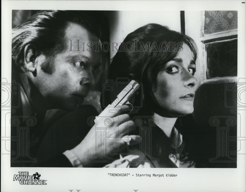 Press Photo Margot Kidder in Trenchcoat - cvp65057 - Historic Images