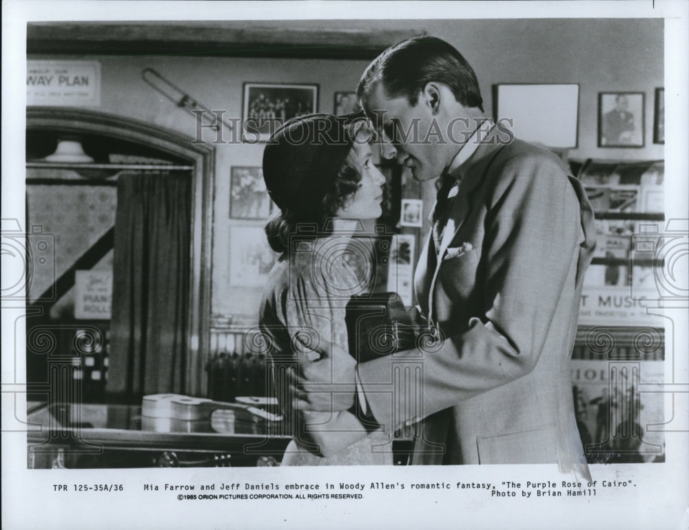 1985, Mia Farrow and Jeff Daniels star in The Purple Rose of Cairo - Historic Images
