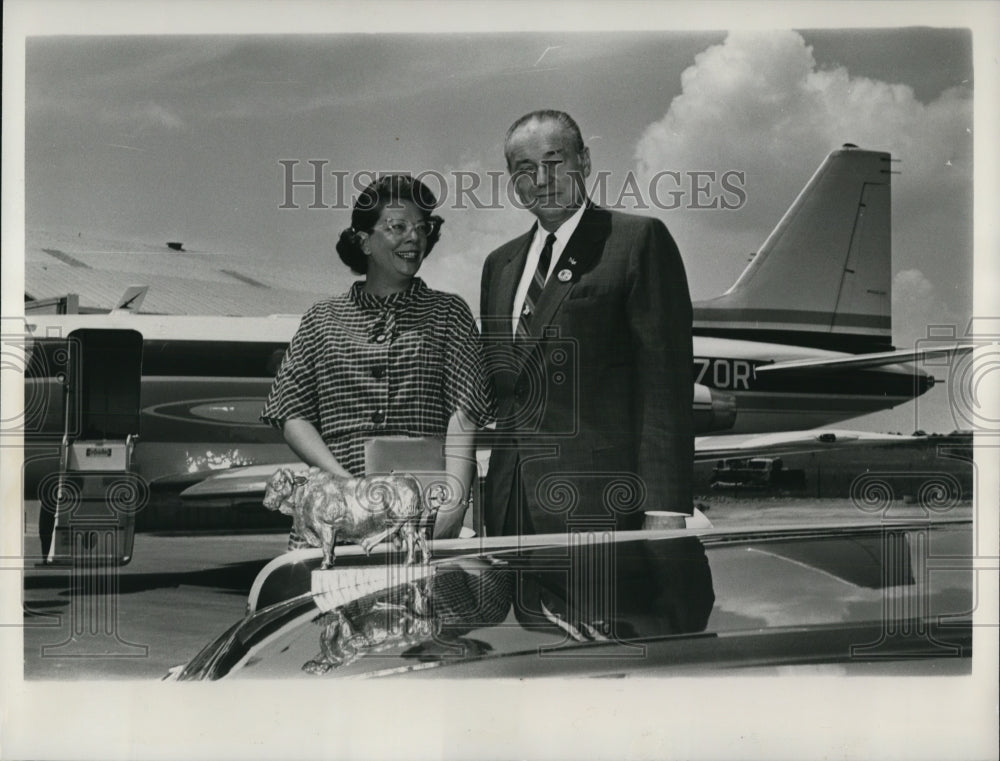 1964 Press Photo Mr &amp; Mrs Winthrop Rockefeller On AIrstrip - cvp65596 - Historic Images