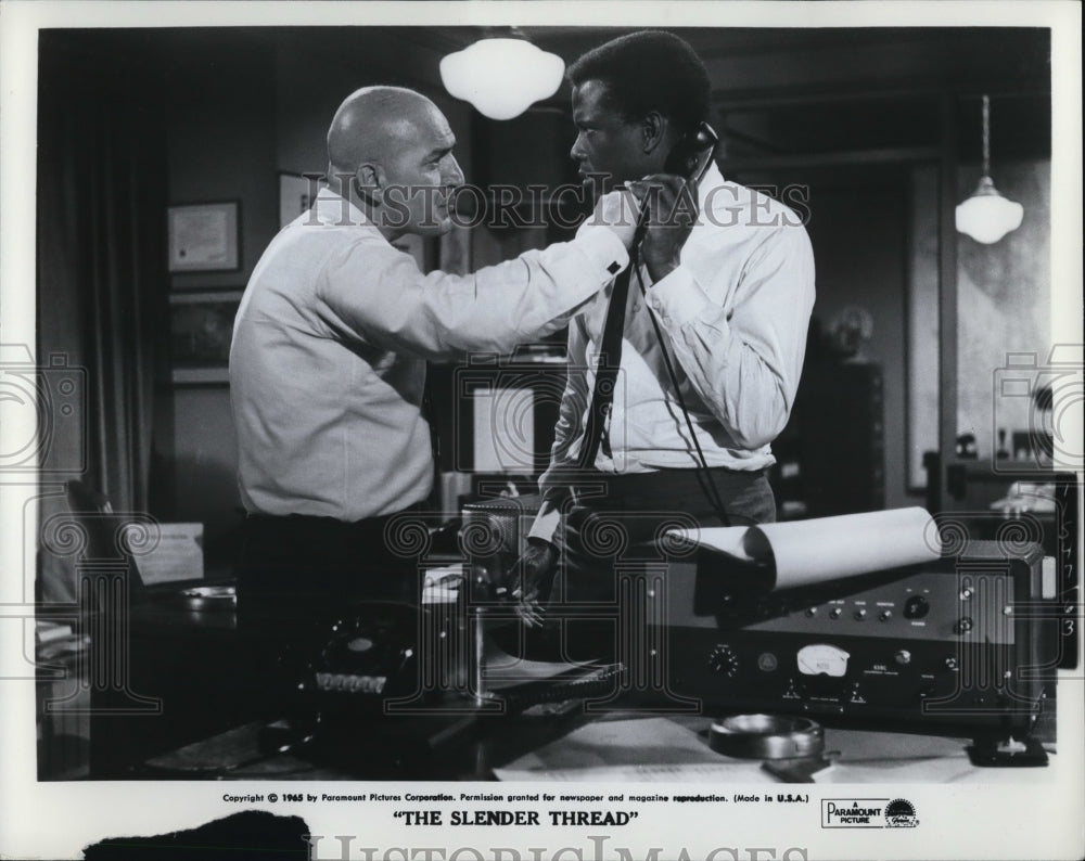 1965 Press Photo Telly Savalas &amp; Sidney Portier in The Slender Thread - Historic Images