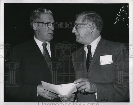 1970 Press Photo Joseph Silber Prented Check For $100,000 American Cancer Societ - Historic Images