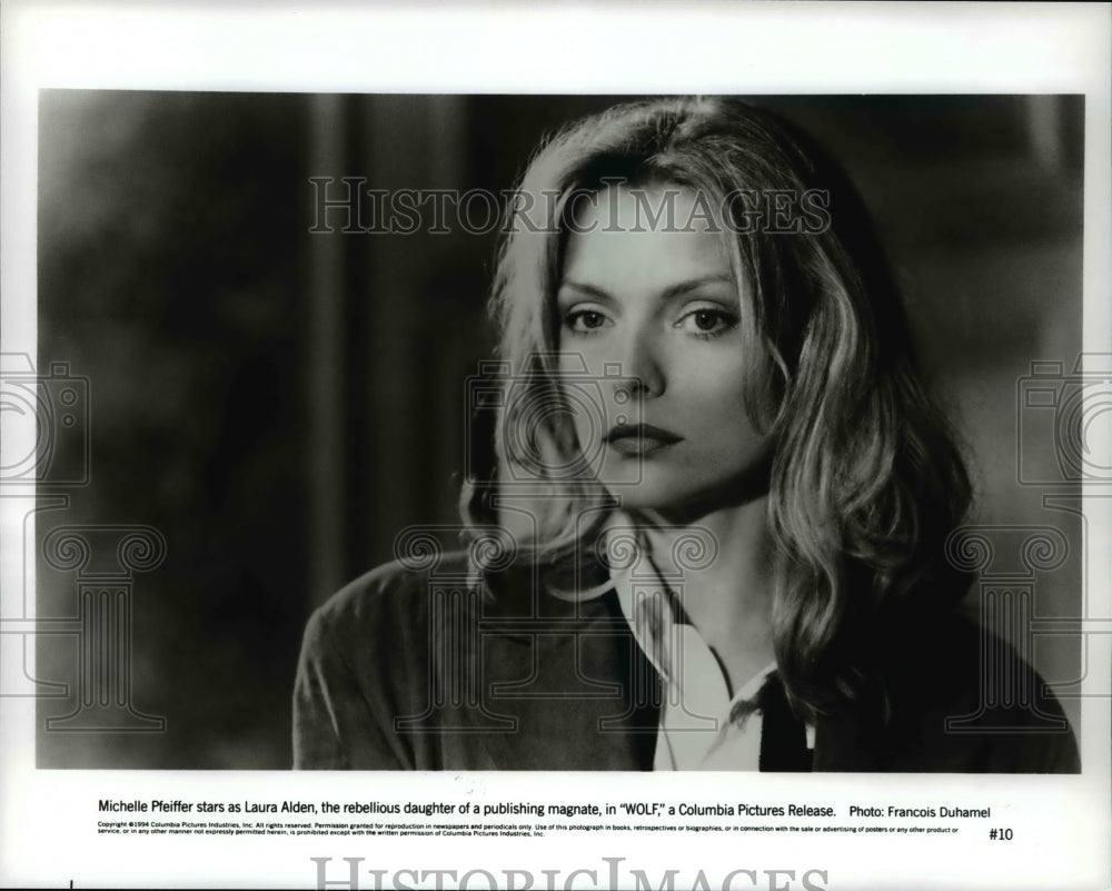 1995 Press Photo Michelle Pfeiffer stars as Laura Alden in Wolf - cvp66393- Historic Images