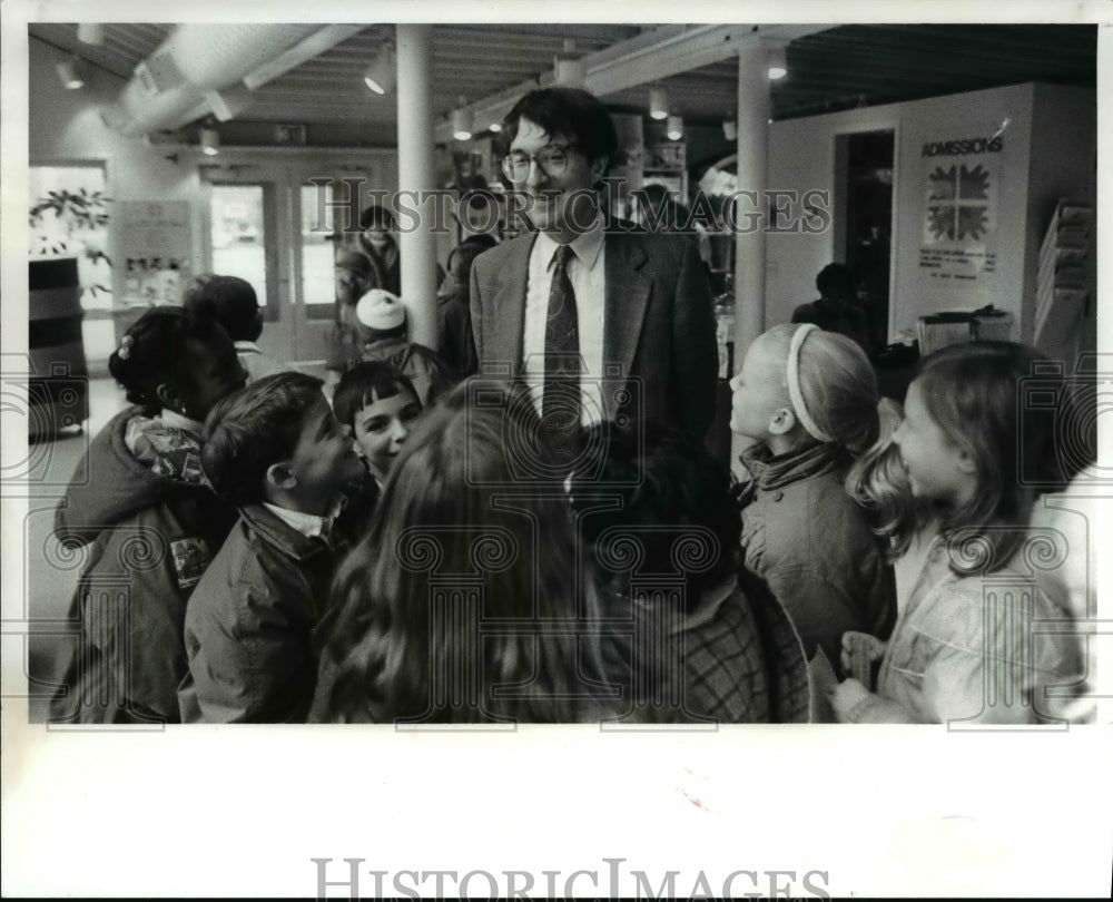 1989, Howard Gardner writer at Childrens Museum - cvp66535 - Historic Images