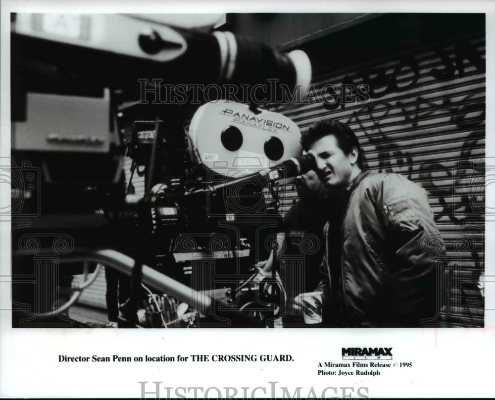 1995 Press Photo Sean Penn director on set of The Crossing Guard - Historic Images