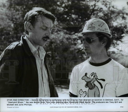 1972 Press Photo Donald Sutherland and Alan Myerson on set of Steelyard Blues - Historic Images
