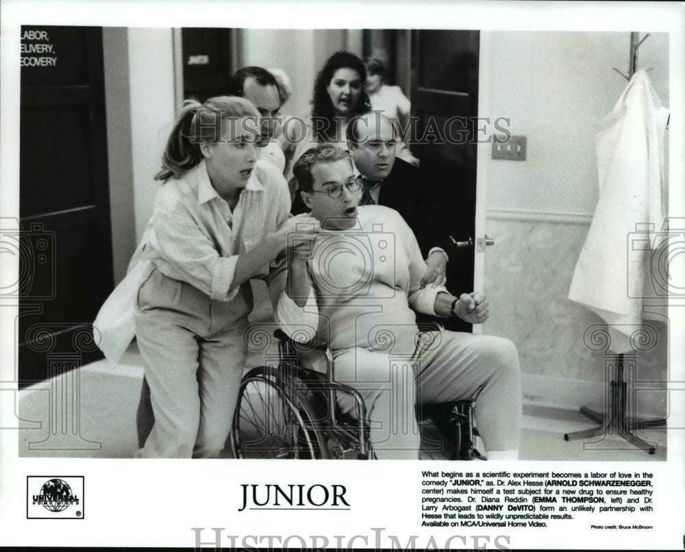 Press Photo Arnold Schwarzenegger Emma Thompson and Danny DeVito in Junior - Historic Images