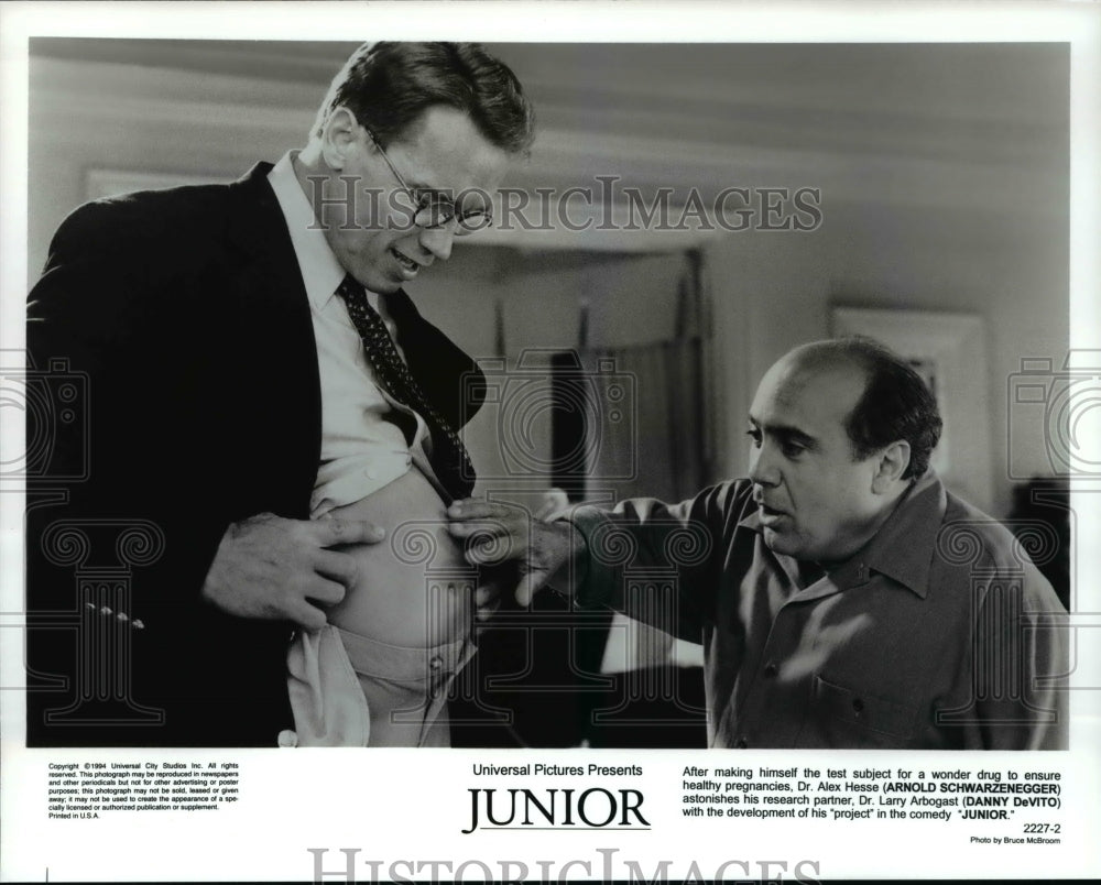 1994, Arnold Schwarzenegger and Danny DeVito star in Junior - Historic Images