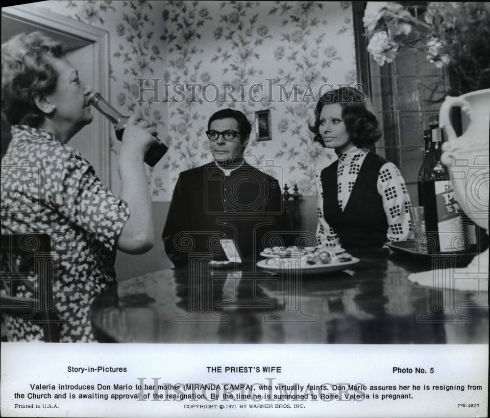 1971 Press Photo Sophia Loren and Miranda Campa star in The Priest's Wife - Historic Images