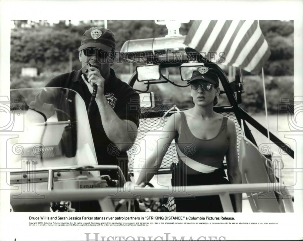 1994 Press Photo Bruce Willis &amp; Sarah Jessica Parker in Striking Distance- Historic Images