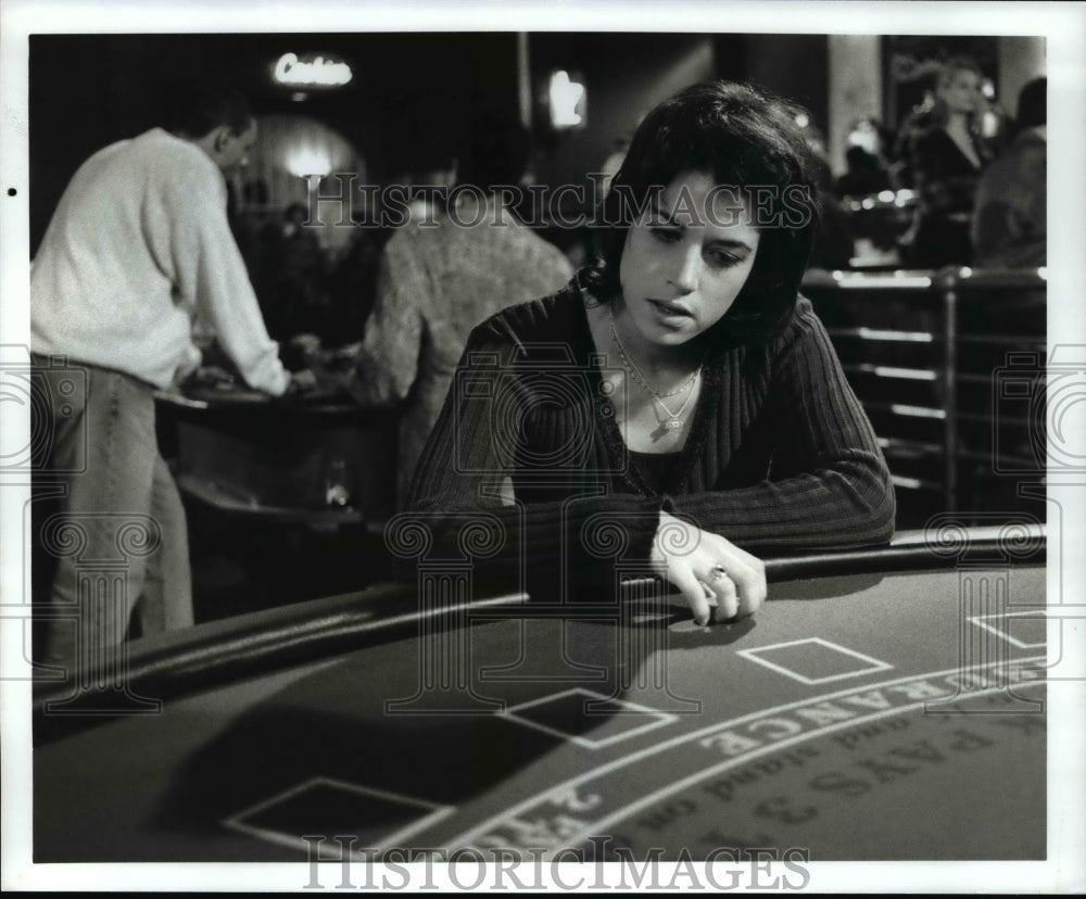 Press Photo Lisa Dean Ryan in Playing To Win, A Moment of Truth Movie - Historic Images