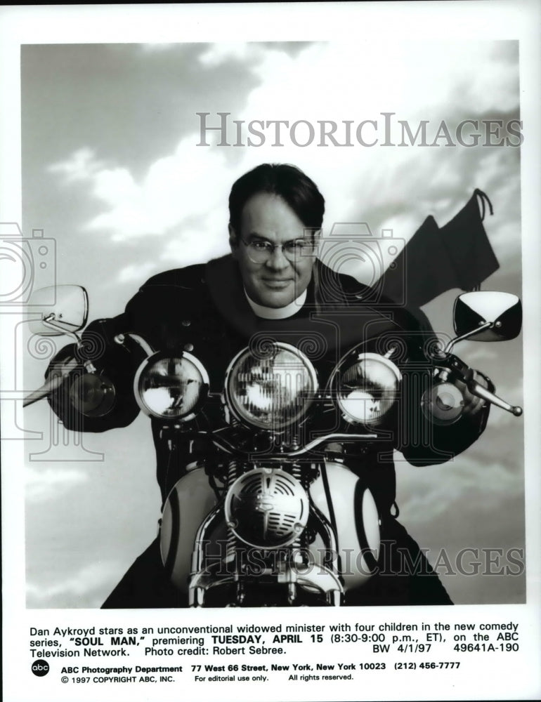 1997 Dan Aykroyd stars inn Soul Man comedy TV show - Historic Images