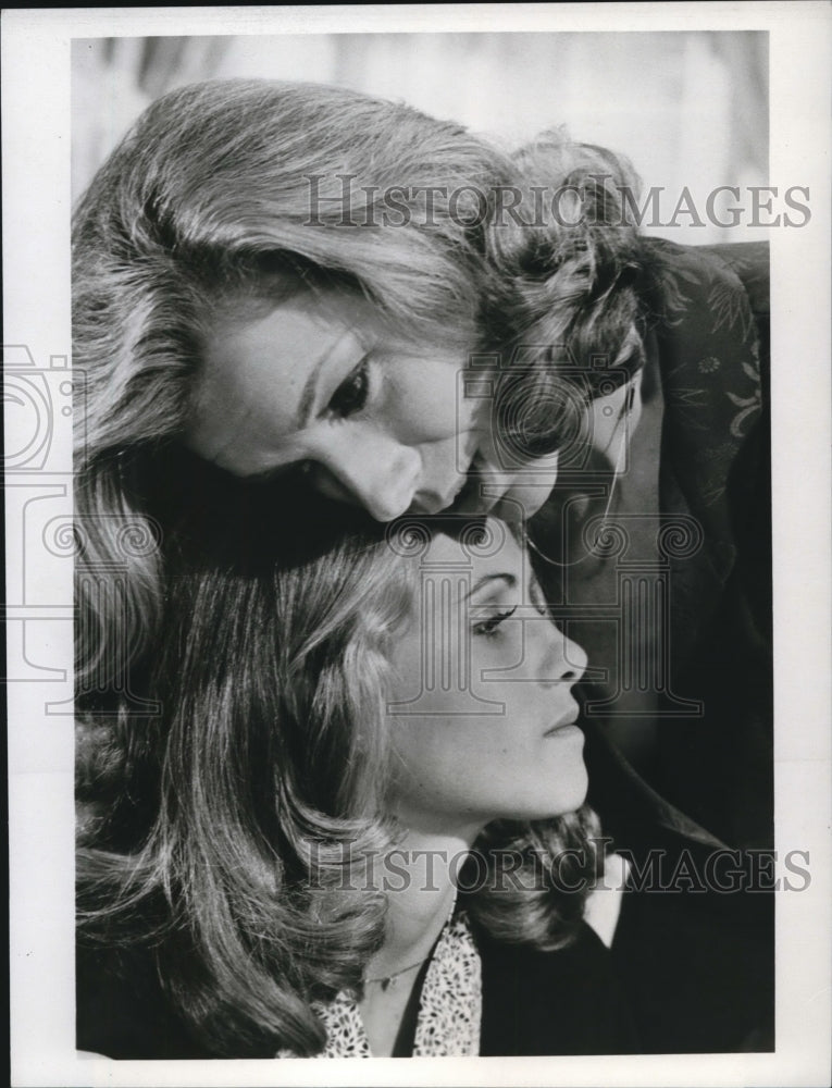 1977 Press Photo Susan Sullivan & Kimberly Beck in Rich Man Poor Man Book 2 - Historic Images