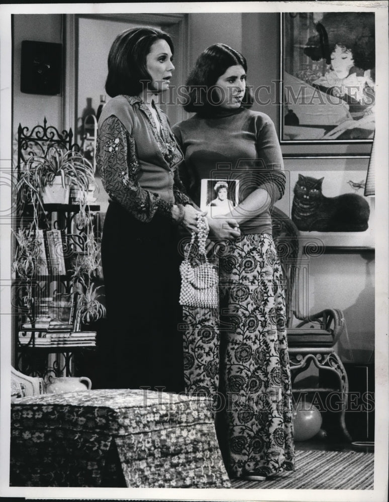 1974 Valerie Harper &amp; Julie Kavner in Rhoda  - Historic Images