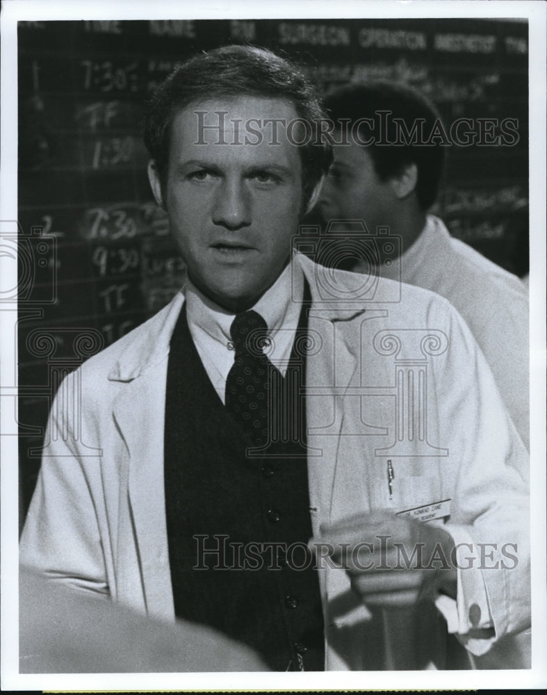1975 Press Photo Lawrence Pressman in The First 36 Hours of Dr Durant - Historic Images