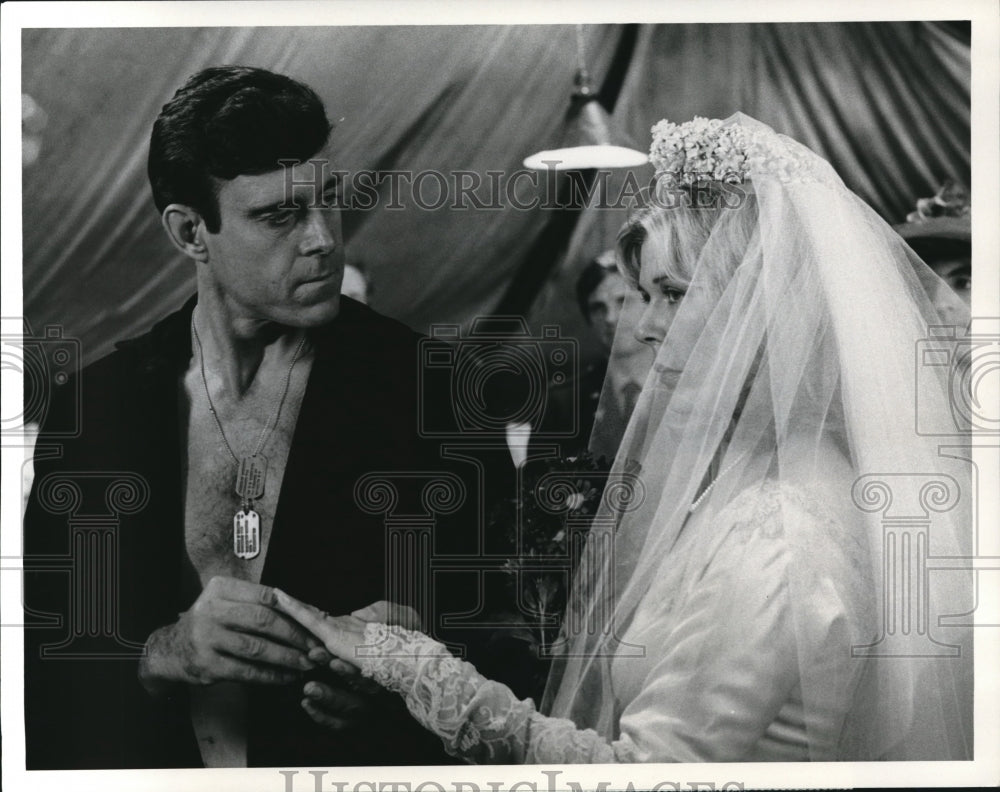 1977 Press Photo Benson Carroll, Loretta Swit in MASH - Historic Images