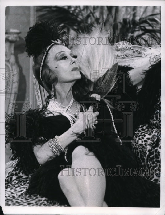 1966 Press Photo Gloria Swanson in Hollywood - cvp73827 - Historic Images