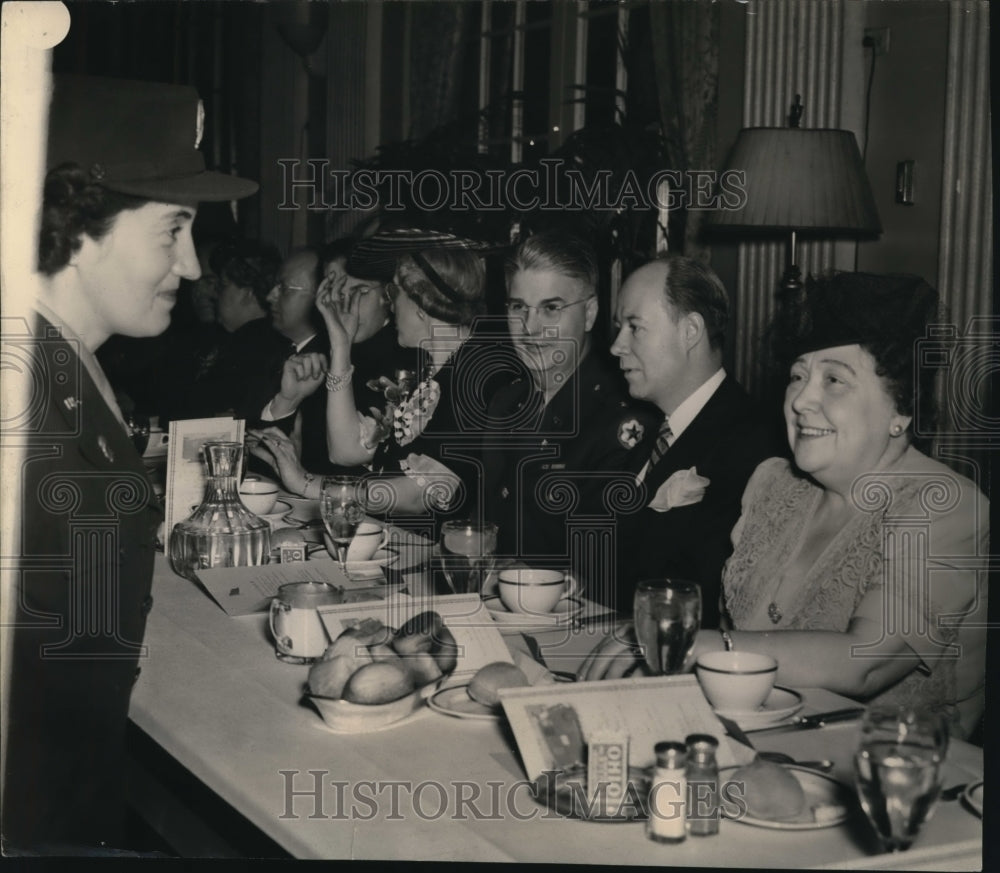 1943, Louis Seltzer &amp; Mrs Elizabeth Gorman - cvp74077 - Historic Images