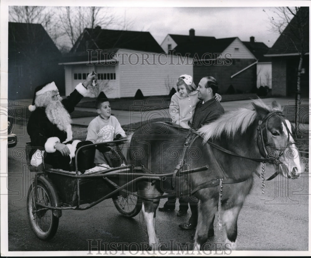 1961 Press Photo Larry and Kim Robilotta, William Luksco with Santa - Historic Images